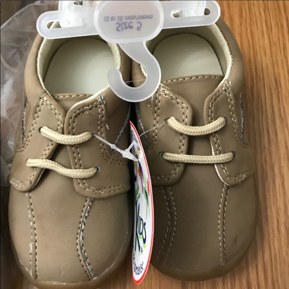 NWT Infant size 2 & 5 Wee Kids walking shoes